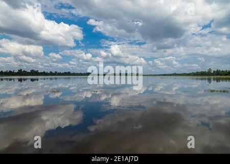 Paesaggio con nuvole riflesse sull'acqua, nel lago che circonda il tempio buddista Neak Pean, nel complesso archeologico di Angkor, vicino a. Foto Stock