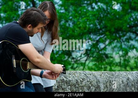 Fratello insegnava a suonare la chitarra in natura Foto Stock