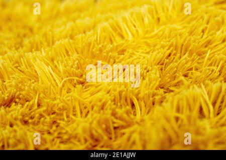 Sfondo giallo pelliccia soffia delicatamente nel vento. Primo piano Foto Stock