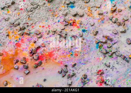 immagine astratta full frame che mostra vari spruzzi di vernice colorata su terreno fangoso Foto Stock