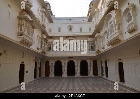 Cortile bianco del forte Junagarh in Bikaner, Rajasthan Foto Stock