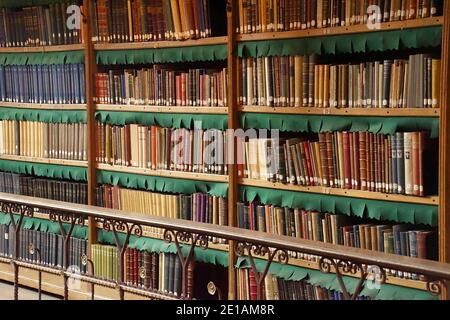 AMSTERDAM, PAESI BASSI - DEC 14, 2018 - Prenota le pile nella biblioteca del Museo Rijks, Amsterdam, Paesi Bassi Foto Stock