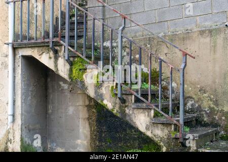 Vecchia scala distrutta in cemento intemperie con muschio e muffa Foto Stock