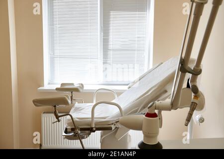 Sedia ginecologica in clinica, sala ginecologia, strumenti medici, interno della clinica di genicologia Foto Stock