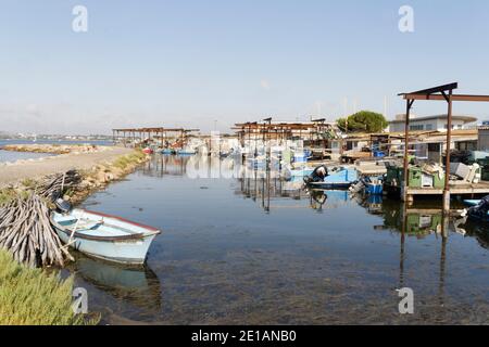 Sete, Francia, 12 agosto 2018. Vista della laguna di Thau con l'allevamento di molluschi e le sue barche, la Pointe Courte, Sète, Francia. Foto Stock