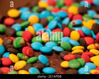 Un grande mazzo multicolore di caramelle a forma di bottoni Foto Stock