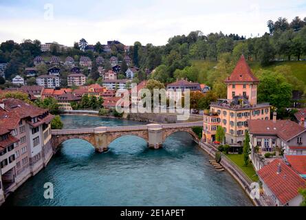 Vista lungo il fiume Aare verso il ponte Untertorbrucke e il castello di Felsenburg A Berna Svizzera Foto Stock