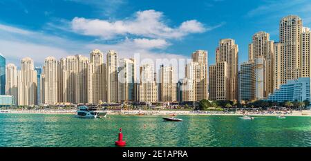 Panorama di Dubai Marina, vista dal mare sulla spiaggia di sabbia e moderni edifici sulla costa, Emirati Arabi Uniti. Foto Stock