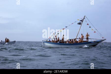 Tradizionale imbarcazione da pesca araba Sambuk, gestita dal RAF Steamer Point Power Boat Club. Aden 1965. Nella foto è raffigurato "Shearwater". Scannerizzato dallo slide.durante il suo primo viaggio con i soci del club a bordo Foto Stock