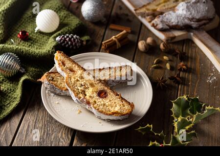 Natale stollen su sfondo di legno. Dolce natalizio tradizionale tedesco dolce pasticceria. Stollen per Natale Foto Stock