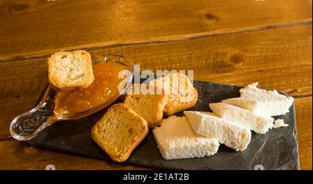 Formaggio casolare con marmellata di zucca pronto a mangiare. "Requeijao com doce de abobora". E' un dessert tipico della regione di Beira in Portogallo. Foto Stock