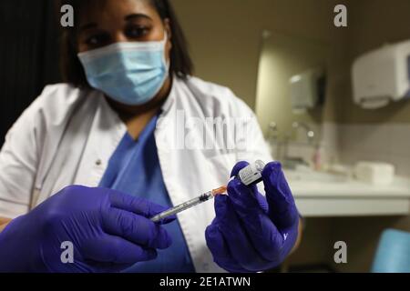 Nizza, Francia. 5 gennaio 2021. Un'infermiera prepara un vaccino COVID-19 durante una campagna di vaccinazione per gli operatori sanitari a Nizza, Francia meridionale, il 5 gennaio 2021. La Francia accelererà la sua campagna di vaccinazione contro il coronavirus, ha detto il ministro della Sanità Olivier Veran lunedì, quando si è recata in visita a un nuovo centro di vaccinazione in un ospedale di Parigi in risposta a crescenti critiche per la lentezza del lancio nel paese. Credit: Serge Haouzi/Xinhua/Alamy Live News Foto Stock