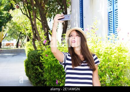 ragazza smartphone selfie in posa Foto Stock