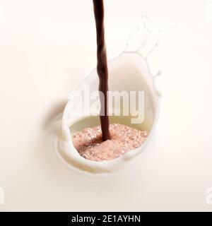 primo piano di cioccolata calda che si versa su spruzzi di latte bianco puro Foto Stock