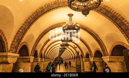 Sala centrale della stazione della metropolitana Zoloti Vorota Kyiv, situata vicino al Golden Gate della città. Foto Stock