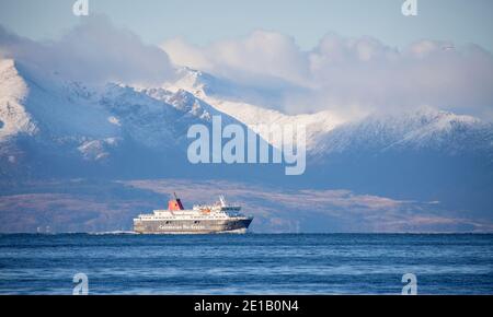 Il traghetto Cal-Mac, isole Caledoniane, che si allontana dall'isola di Arran nel Firth di Clyde verso Ardrossan sulla riva nord dell'Ayrshire. Foto Stock