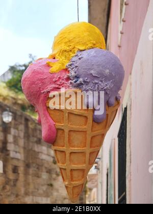 Cono con un cartello di gelato appeso in un negozio Foto Stock