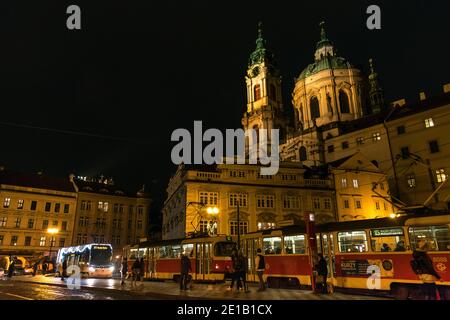 PRAGA - 5 gennaio: Tram Skoda 15T con decorazione di Natale il 5 gennaio 2021 a Piazza Malostranske, Praga, Repubblica Ceca. Foto Stock