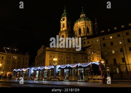 PRAGA - 5 gennaio: Tram Skoda 15T con decorazione di Natale il 5 gennaio 2021 a Piazza Malostranske, Praga, Repubblica Ceca. Foto Stock