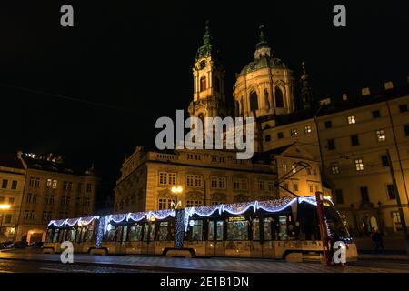 PRAGA - 5 gennaio: Tram Skoda 15T con decorazione di Natale il 5 gennaio 2021 a Piazza Malostranske, Praga, Repubblica Ceca. Foto Stock