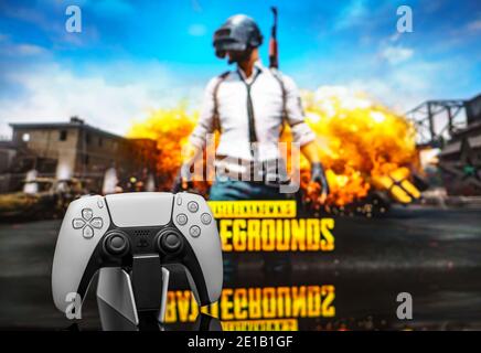 20 dicembre 2020, Odessa, Ucraina. Bianco nuovo gamepad per PlayStation 5 sullo sfondo del gioco PUBG. PlacerunkNOWN'S BATTLEGRS cybersport poste Foto Stock