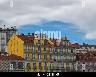 Case colorate ad Alfama a Lisbona, Portogallo Foto Stock