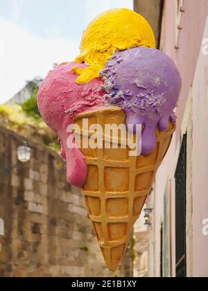 Cono con un cartello di gelato appeso in un negozio Foto Stock