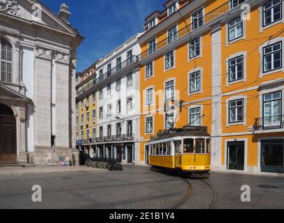 Case colorate ad Alfama a Lisbona, Portogallo Foto Stock