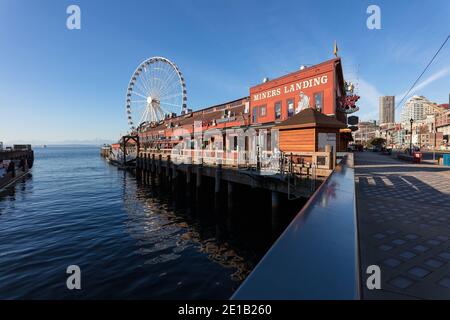 Miner's Landing al Molo 57 e alla Great Wheel a Seattle, Washington Foto Stock