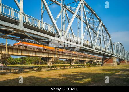 Ponte di ferro storico attraverso il fiume KaoPing nella città di Kaohsiung, taiwan Foto Stock
