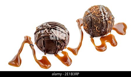 Caramelle al cioccolato dolci con salsa al caramello isolato su fondo bianco. Guarnizione in caramello. Primo piano Foto Stock