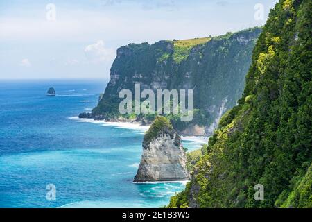 La spettacolare costa di Nusa Penida Foto Stock