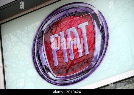 New York, Stati Uniti. 05 gennaio 2021. Vista del logo Fiat in cima a un centro di riparazione della concessionaria nell'Upper West Side di Manhattan, New York, NY, 5 gennaio 2021. Gli azionisti di Fiat Chrysler Automobiles e Peugeot (francese), il gruppo capogruppo PSA, hanno approvato una fusione di 58 miliardi di dollari per creare la quarta azienda automobilistica al mondo. Stellantis, azienda produttrice di automobili creata in seguito alla fusione, detiene marchi quali: S Jeep, RAM, Dodge, Maserati, Alfa-Romeo, Peugeot, Citroen, DS, Opel e Vauxhall. (Foto di Anthony Behar/Sipa USA) Credit: Sipa USA/Alamy Live News Foto Stock