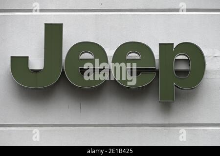 New York, Stati Uniti. 05 gennaio 2021. Logo dell'automobile della jeep presso una concessionaria sull'Upper West Side di Manhattan, New York, NY, 5 gennaio 2021. Gli azionisti di Fiat Chrysler Automobiles e Peugeot (francese), il gruppo capogruppo PSA, hanno approvato una fusione di 58 miliardi di dollari per creare la quarta azienda automobilistica al mondo. Stellantis, azienda produttrice di automobili creata in seguito alla fusione, detiene marchi quali: S Jeep, RAM, Dodge, Maserati, Alfa-Romeo, Peugeot, Citroen, DS, Opel e Vauxhall. (Foto di Anthony Behar/Sipa USA) Credit: Sipa USA/Alamy Live News Foto Stock