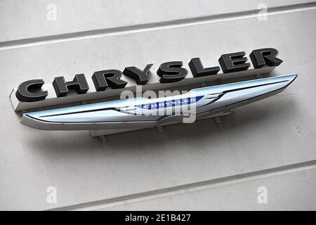 New York, Stati Uniti. 05 gennaio 2021. Il logo Chrysler di un'automobile presso una concessionaria nell'Upper West Side di Manhattan, New York, NY, 5 gennaio 2021. Gli azionisti di Fiat Chrysler Automobiles e Peugeot (francese), il gruppo capogruppo PSA, hanno approvato una fusione di 58 miliardi di dollari per creare la quarta azienda automobilistica al mondo. Stellantis, azienda produttrice di automobili creata in seguito alla fusione, detiene marchi quali: S Jeep, RAM, Dodge, Maserati, Alfa-Romeo, Peugeot, Citroen, DS, Opel e Vauxhall. (Foto di Anthony Behar/Sipa USA) Credit: Sipa USA/Alamy Live News Foto Stock