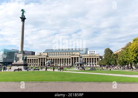 STOCCARDA, GERMANIA - 17 NOVEMBRE 2020: Il nuovo Palazzo ( Neues Schloss ) che sorge su Schlossplatz, a Stoccarda - Germania Foto Stock