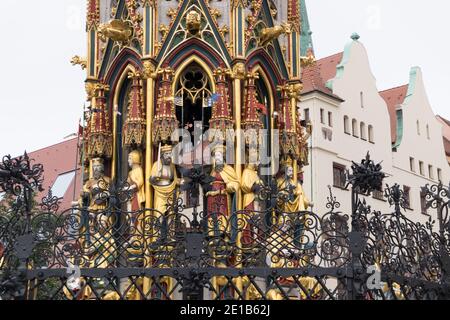 NORIMBERGA, GERMANIA - 10 NOVEMBRE 2020: Antica Fontana lo Schoener Brunnen costruito nel 13 ° secolo a Norimberga, Baviera, Germania Foto Stock