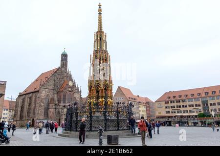 NORIMBERGA, GERMANIA - 10 NOVEMBRE 2020: Antica Fontana lo Schoener Brunnen costruito nel 13 ° secolo a Norimberga, Baviera, Germania Foto Stock