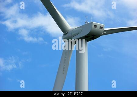 Primo piano della turbina eolica delle pale della turbina e del generatore con sfondo blu del cielo. Parco eolico di Victoria, Australia. Foto Stock