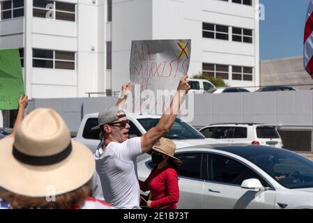 Beverly Hills, CA/USA - 1 agosto 2020: Protetore con un segno anti-marxismo Foto Stock