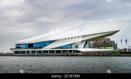 La forma futuristica dell'edificio del Museo del Cinema Eye sulla riva nord del porto chiamato Het IJ ad Amsterdam, Paesi Bassi Foto Stock