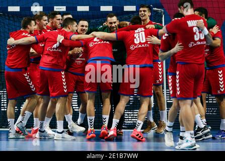 Zrenjanin, Serbia. 5 gennaio 2021. I giocatori della squadra serba festeggiano la vittoria dopo la partita di pallamano di qualificazione EHF Euro 2022 tra Serbia e Francia a Zrenjanin, Serbia, 5 gennaio 2021. La Serbia ha vinto il 27-24. Credit: Predrag Milosavljevic/Xinhua/Alamy Live News Foto Stock