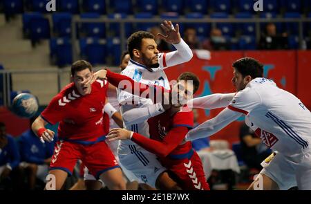 Zrenjanin, Serbia. 5 gennaio 2021. Il serbo Lazar Kukic (2° R) viena con Adrien Dipanda (2° L) durante la partita di pallamano qualificatore EHF Euro 2022 maschile tra Serbia e Francia a Zrenjanin, Serbia, 5 gennaio 2021. La Serbia ha vinto il 27-24. Credit: Predrag Milosavljevic/Xinhua/Alamy Live News Foto Stock