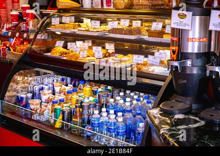 Pasticceria e bevande su un refrigeratore in mostra presso il negozio Lotus Biscoff Coffee Corner al Pier 39. Foto Stock