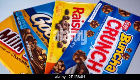 Fuoco selettivo di una scatola di Nestle Buncha Crunch, Raisinets, Goobers, latte duds. Foto Stock