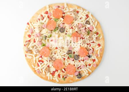 Pizza congelata su sfondo bianco Foto Stock