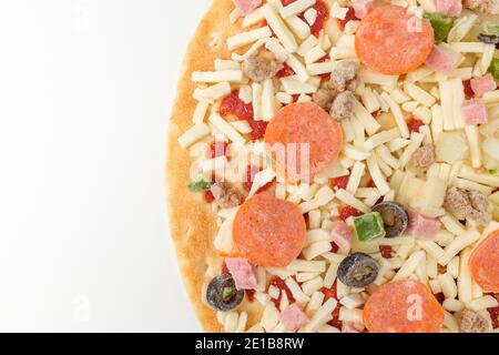 Pizza congelata su sfondo bianco Foto Stock