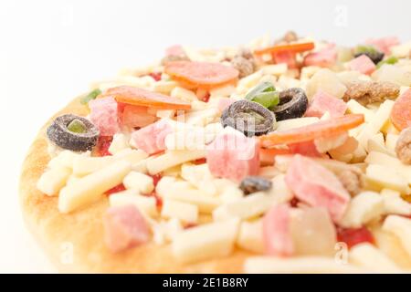 Pizza congelata su sfondo bianco Foto Stock