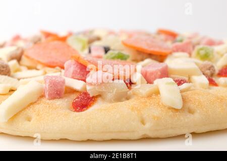 Pizza congelata su sfondo bianco Foto Stock