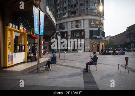 (210106) -- PECHINO, 6 gennaio 2021 (Xinhua) -- le persone si allineano davanti ad un negozio di dessert a Wuhan, nella provincia di Hubei, in Cina centrale, l'8 aprile 2020. La vita a Wuhan è gradualmente di nuovo alla normalità come l'epidemia di coronavirus svanisce. (Xinhua/Xiao Yijiu) Foto Stock